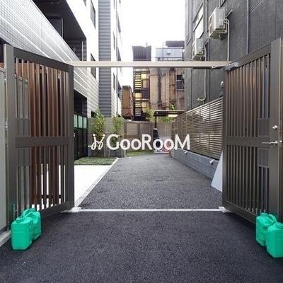 
									コンフォリア日暮里 裏口